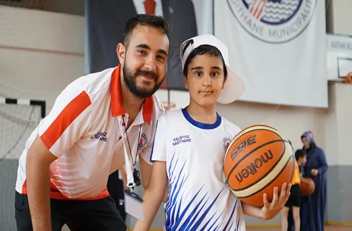 Kağıthane Belediyesi Bin 200 Engelliye Yüzme ve Basketbol Öğretti