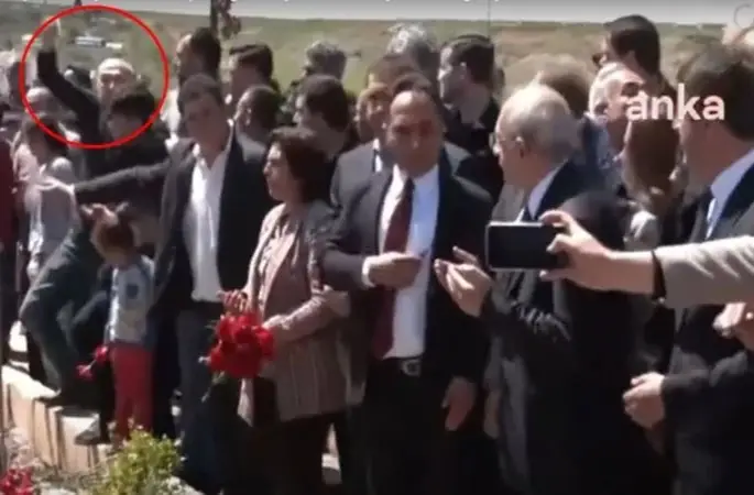Kılıçdaroğlu'nun mezarlık ziyareti sırasında çirkin provokasyon: 'Buna neden Fatiha okutturuyorsun?'