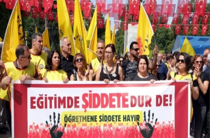 Öğretmenler, meslektaşlarının öldürülmesine tepki gösterdi