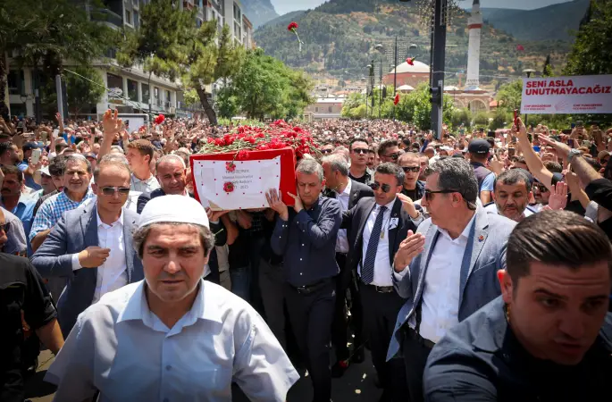 On binlerce Manisalı Ferdi Zeyrek'i gözyaşları ve karanfillerle uğurladı.