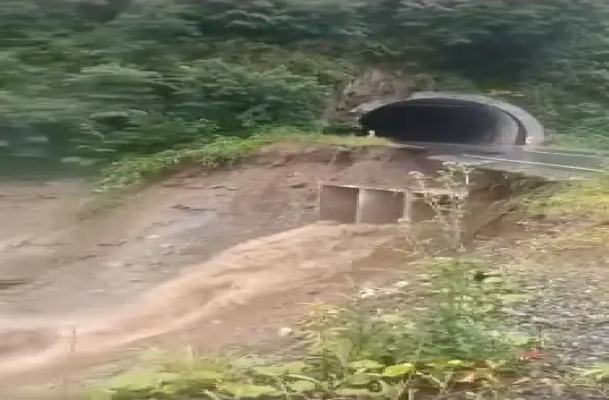 Ordu'da sağanak nedeniyle Karadeniz-Akdeniz Yolu'nda heyelan meydana geldi.