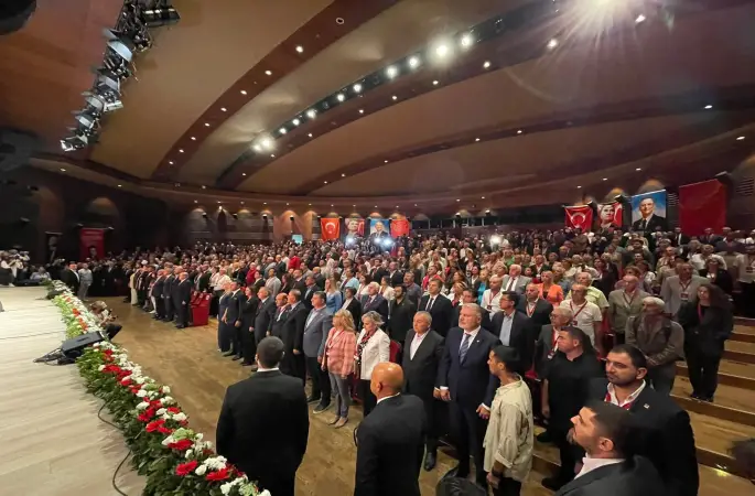 Özgür Çelik, yeniden CHP'nin İstanbul İl Başkanı seçildi