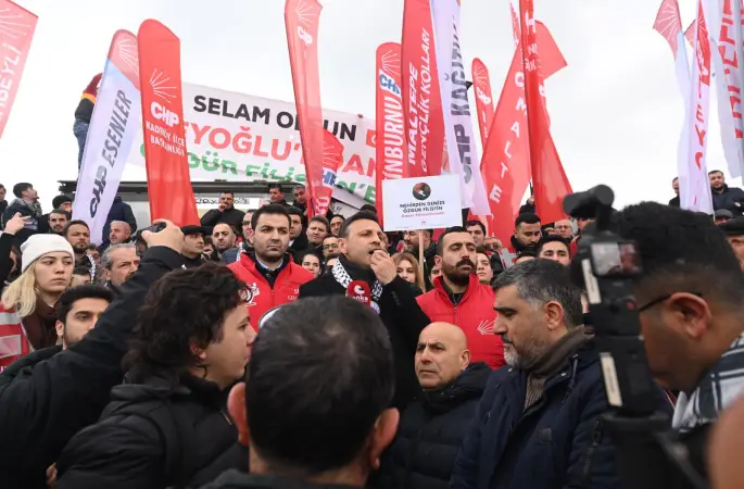 Özgür Çelik’ten Galata’daki Filistin mitingi engellemesine Eminönü’nden tepki: “Filistin davasını araç olarak kullanan Erdoğan neden suskundur” Filistin halkı yalnız değildir!