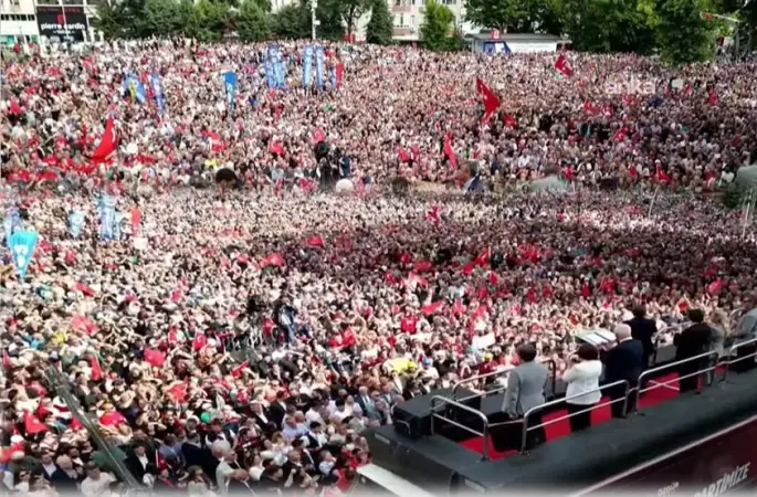 Özgür Özel: Bizim yürüyüşümüz bir partinin kendi içindeki mücadelesi değil, 103'üncü yılında yeniden halkın iktidar olması mücadelesidir
