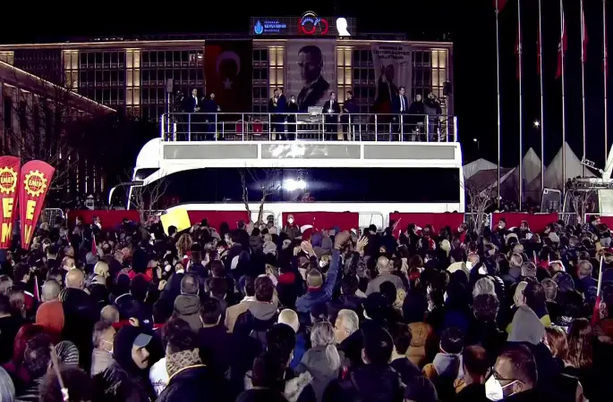 Özgür Özel Saraçhane’de: “Ekrem Başkan'a yönelik kötülükler ve tenezüllerin devamı olursa nereye gitmemiz gerekiyorsa akacağız gideceğiz, orada olacağız" dedi