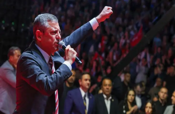 Özgür Özel'den Bakan Yerlikaya'ya: "İl Başkanlığımızı ablukaya almak haneye tecavüzdür, derhal evimizin önünden çekilin"dedi