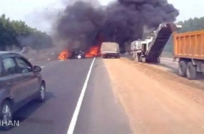 Rusya'da Kafa Kafaya Çarpışan Araçların Patlama Anı Kamerada 
