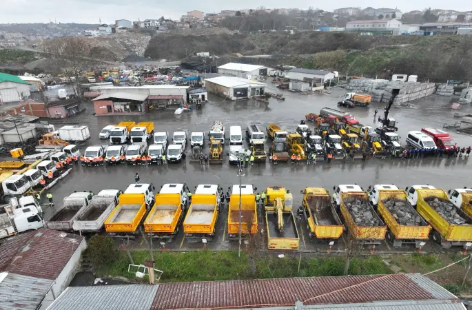 SARIYER BELEDİYESİ’NDEN KAR MESAİSİ: YOLLAR TUZLANDI, SOKAK HAYVANLARI UNUTULMADI .