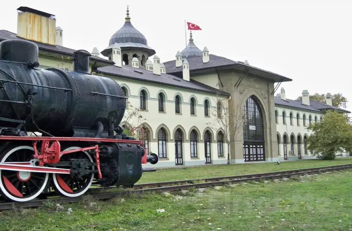 ŞEHİRLER ARASI DEĞİL KÜLTÜRLER ARASI YOLCULUK: DOĞU EKSPRESİNE ALTERNATİF TREN SEFERLERİ