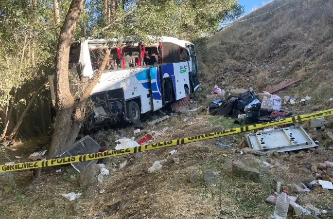 Sivas- Yozgat kara yolu, Yozgat Şeker Fabrikası yakınlarında Sivas'tan İstanbul’a giden gitmekte olan otobüs kaza yaptı: Çok sayıda ölü ve yaralı var