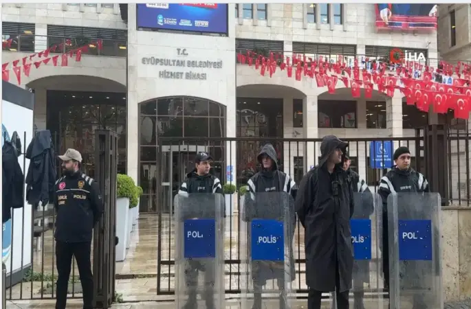 Siyasilerden Eyüpsultan Belediyesi'ne yönelik operasyona tepki yağdı: 'Milletin parasına çökenler, sandık iradesine çöküyor'