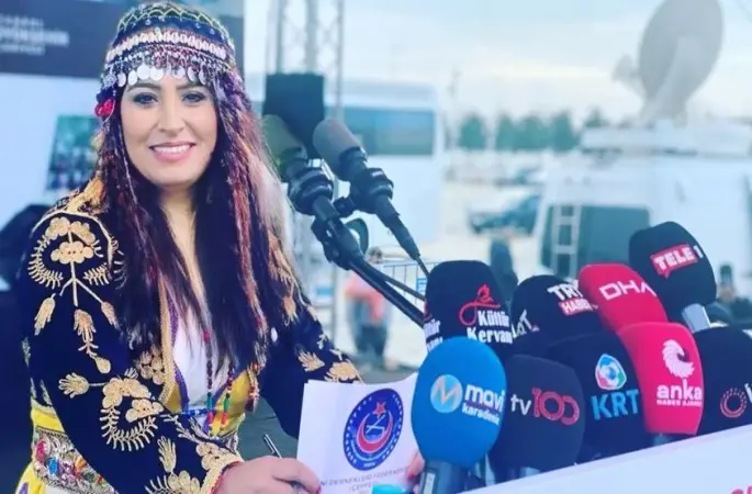 Sunum ve Yorumları ile Sahnede ki YÖRÜK KIZI Şehriban TEKCE