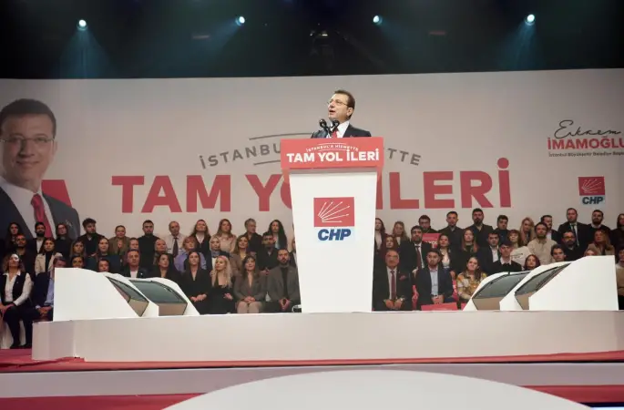 TAM YOL İLERİ SLOGANI İLE İMAMOĞLU TEZAHÜRATLAR EŞLİĞİNDE KÜRSÜYE ÇIKTI