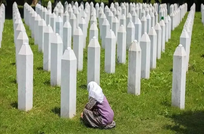 Tarihin kara lekesi: Srebrenitsa katliamı  İkinci Dünya Savaşı'ndan Sonra Avrupa'daki En Büyük Soykırım: Srebrenitsa 
