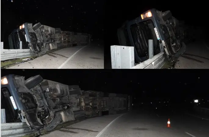 Taşova’da Korkutan Kaza: Virajı Alamayan Kereste Yüklü TIR Devrildi