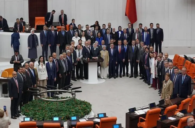 TBMM Genel Kurulu’nda AKP ve MHP oylarıyla yasalaştı... 'Katliam' yasasına tepkiler çığ gibi: 'Unutmayın bu fotoğrafı ve fotoğraftakileri'
