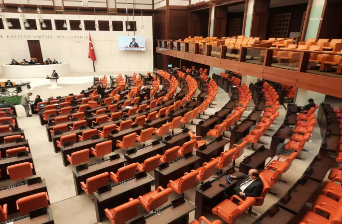 TBMM Genel Kurulu'nda emekli ikramiyesinin de yer aldığı kanun teklifi görüşmeleri... AK Parti sıraları boş kaldı