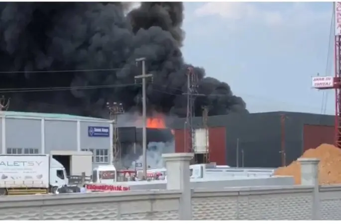 Tekirdağ'ın Çerkezköy ilçesi Veliköy Organize Sanayi Bölgesi'nde saat 15.30 sıralarında bir kimya fabrikasında yangın çıktı.