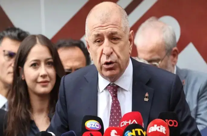 Ümit Özdağ'ın tutuklamaya sevk edilmesinden sonra hem adliye içinde hem önünde gerginlik yaşandı... "Kahrolsun istibdat, yaşasın hürriyet" sloganları atıldı