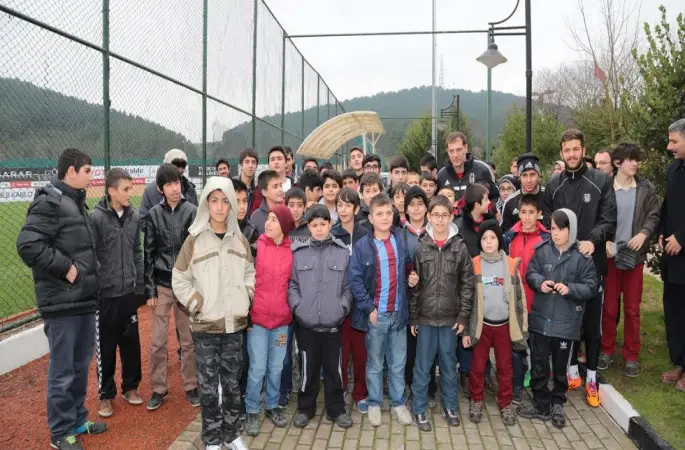 ÜMRANİYELİ ÇOCUKLARDAN BEŞİKTAŞLI FUTBOLCULARA ZİYARET
