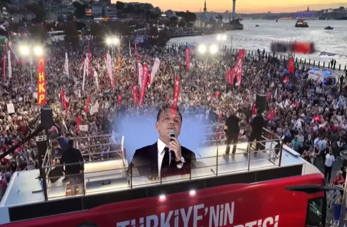 YENİ Parti İstanbul İl Başkanı Özgür Çelik YENİ Parti'nin Üsküdar buluşmasında... Ekrem İmamoğlu: Millet kendinin olanı, günü geldiğinde elbette geri alacaktır dedi.