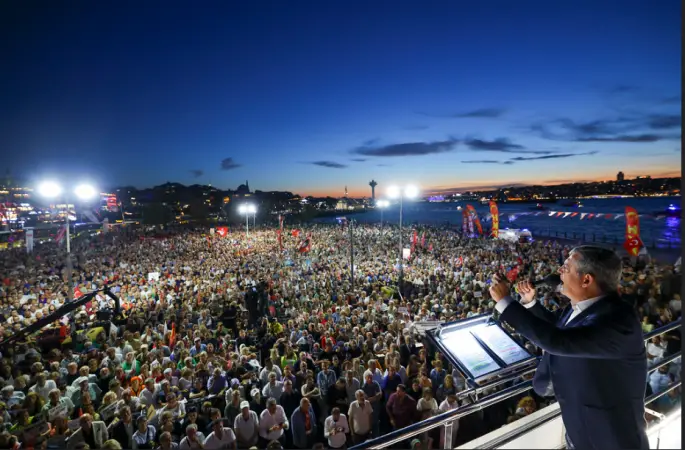 YENİ Parti'den Üsküdar buluşması... Özgür Özel'den Erdoğan'a: Bu mu senin demokratlığın?Diye seslendi.