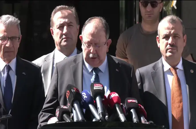 YSK Başkanı Ahmet Yener: "Kurulumuz başlamış olan İstanbul Olağanüstü Kongresi'nin devamına karar vermiştir"dedi.